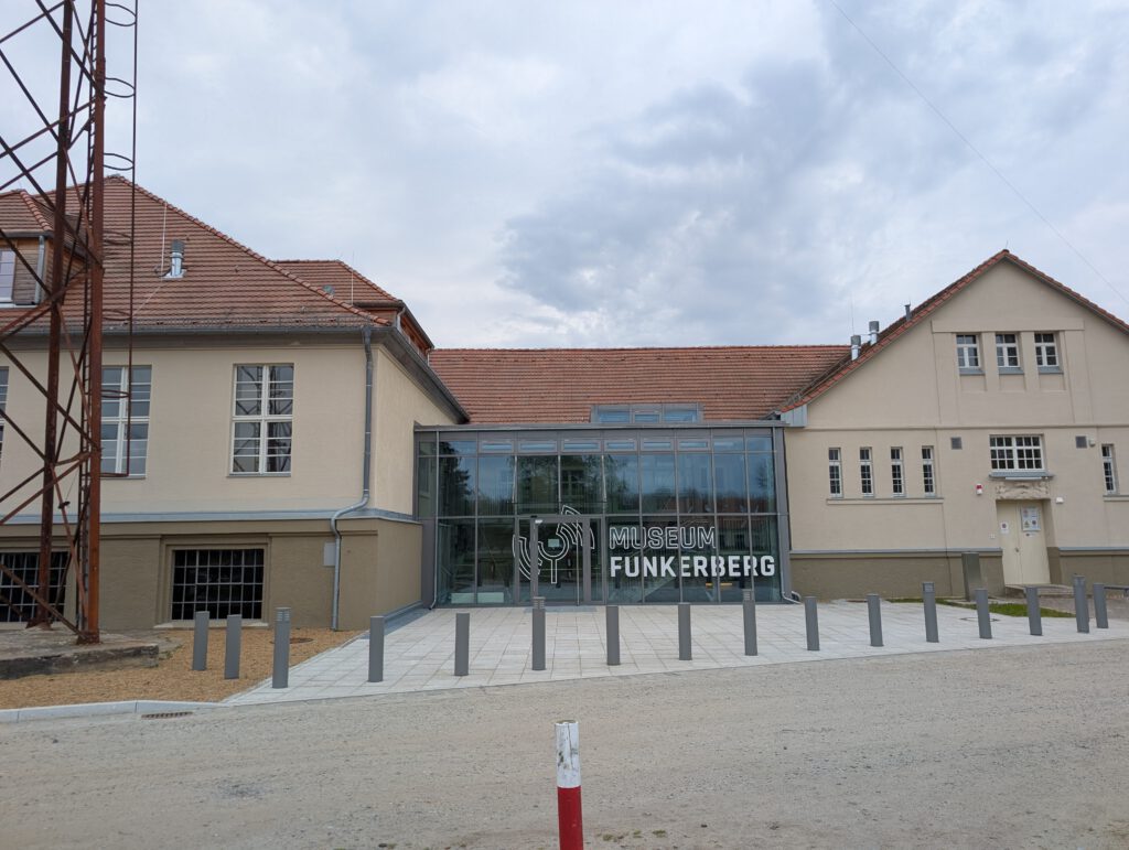 Am 22. Dezember 1920 wurde aus dem Senderhaus 1 auf dem Funkerberg in Königs Wusterhausen die erste deutsche Radiosendung ausgestrahlt.